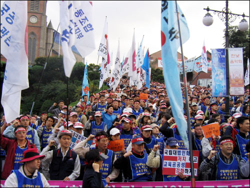 민주화의 성지...명동 성당에서 정리집회 중인 공무원노조와 대학노조...향후 국립대법인화 저지 투쟁에 있어서도 대학구성원들과 함께 힘차게 투쟁해나갈 것을 결의했다. 